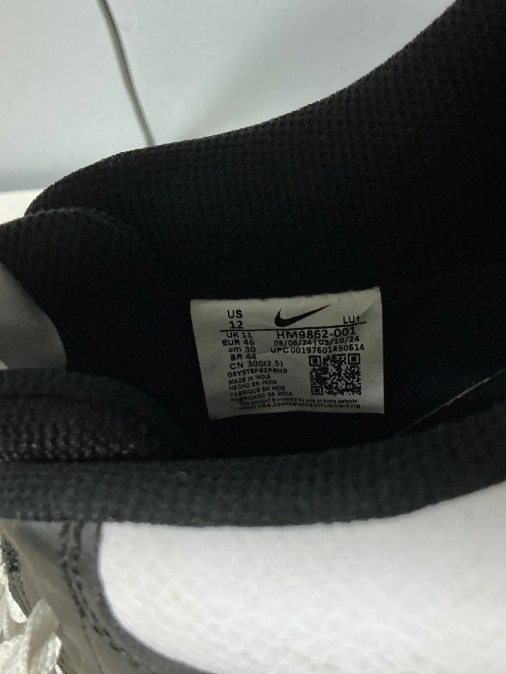 Nike listing pair